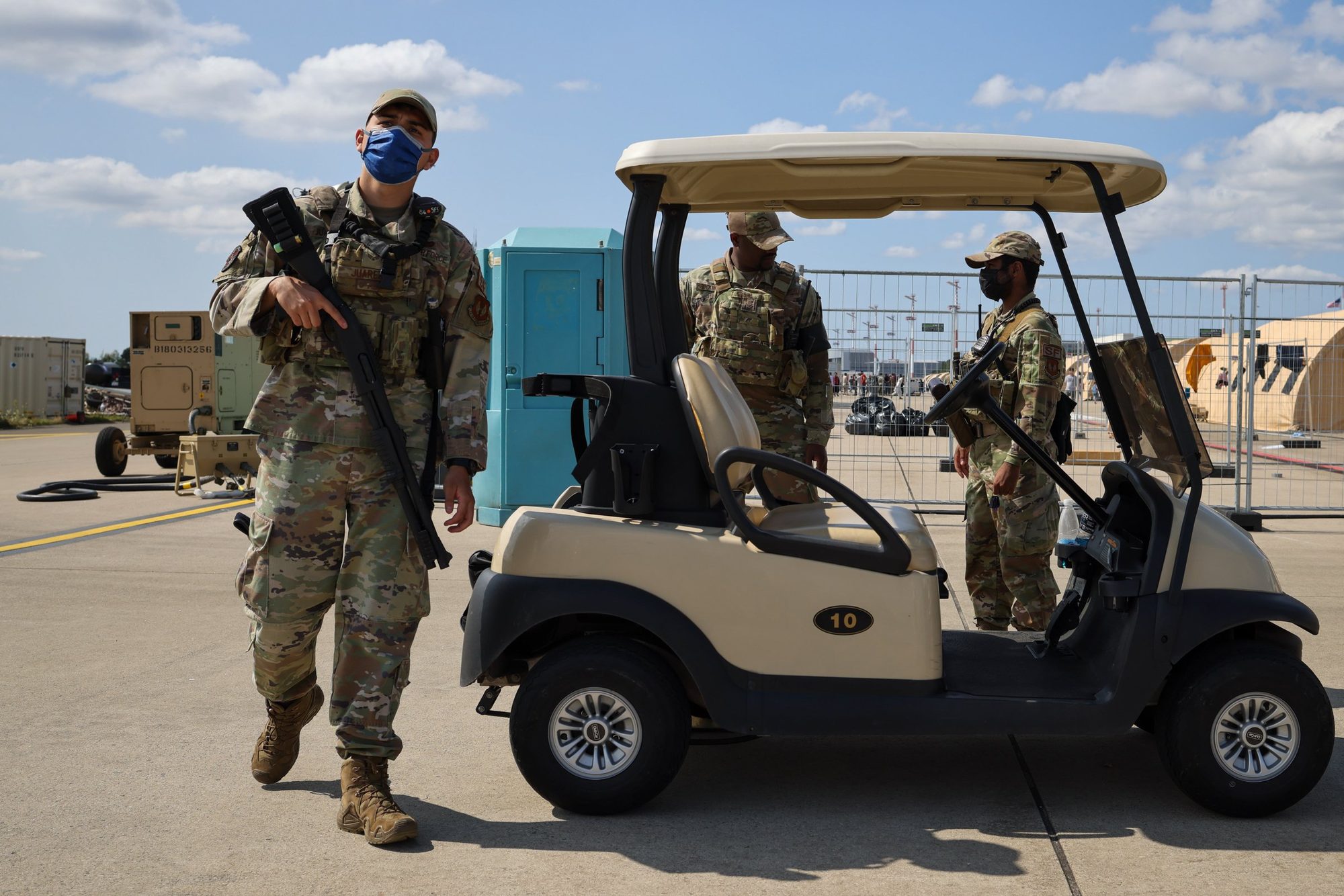 Armed US soldiers on the tarmac at Ramstein Air Base, 2021